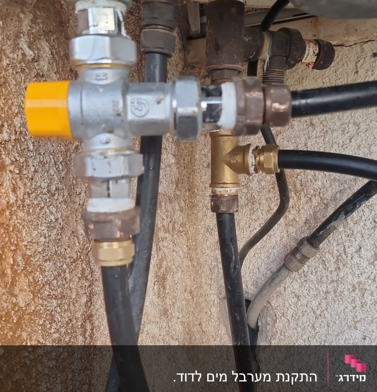 צנרת ומחברים של דוד שמש עם ברז צהוב